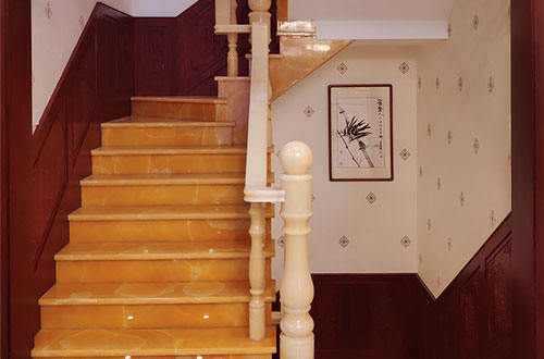 咸宁中式别墅室内汉白玉石楼梯的定制安装装饰效果